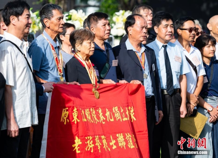 9月3日上午，香港特別行政區(qū)政府舉行“中國人民抗日戰(zhàn)爭勝利紀念日”紀念儀式，特別行政區(qū)行政長官李家超等政府官員及各界人士出席。圖為香港抗日老戰(zhàn)士林珍（左三）等在儀式后合影留念。<a target='_blank' href='/'>中新社</a>記者 侯宇 攝