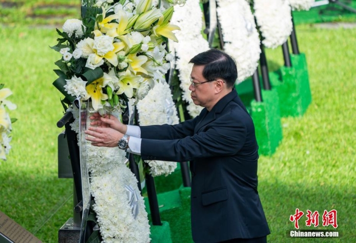 9月3日上午，香港特別行政區(qū)政府舉行“中國人民抗日戰(zhàn)爭勝利紀念日”紀念儀式，特別行政區(qū)行政長官李家超等政府官員及各界人士出席。圖為李家超整理紀念抗戰(zhàn)英烈的花環(huán)。<a target='_blank' href='/'>中新社</a>記者 侯宇 攝