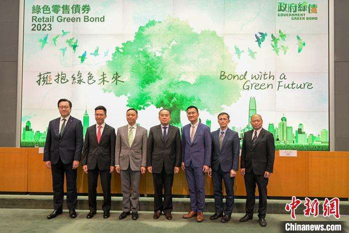 9月5日，香港特區(qū)政府舉行記者會(huì)，宣布發(fā)行新一批綠色零售債券，規(guī)模不少于150億港元，會(huì)視乎市場(chǎng)情況，考慮將發(fā)行額提高至最多200億港元。圖為香港特區(qū)政府財(cái)經(jīng)事務(wù)及庫(kù)務(wù)局局長(zhǎng)許正宇(中)等出席記者會(huì)。 <a target='_blank' href='/'>中新社</a>記者 陳永諾 攝