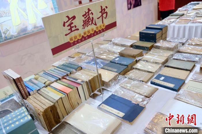 各類稀缺書、斷版書、簽名本在上海書展現(xiàn)場展銷。王笈 攝