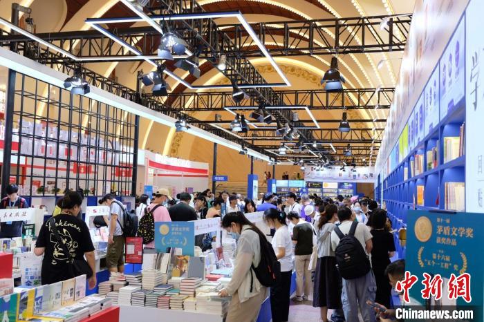 8月21日，愛書人在2023上海書展逛展購書。王笈 攝