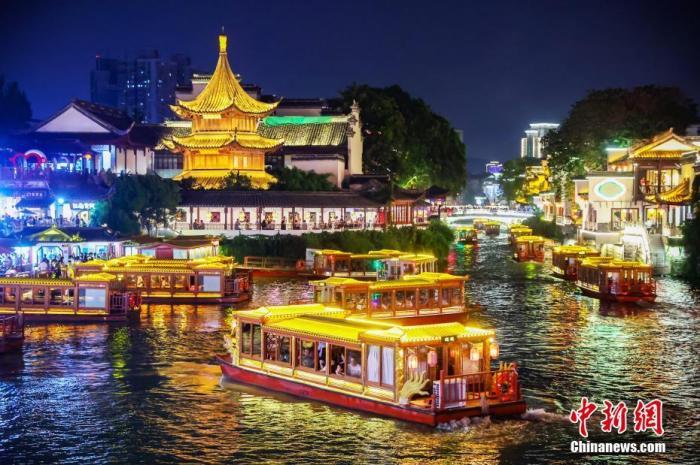 資料圖：江蘇南京，秦淮河上畫舫游弋。 <a target='_blank' href='/'>中新社</a>記者 泱波 攝