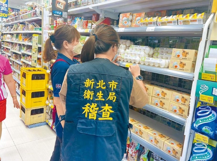 新北市衛(wèi)生局至全聯(lián)超市查核是否仍有販賣臺農(nóng)巴西進(jìn)口蛋。圖片來源：臺灣《中國時報》。