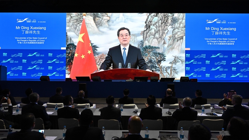 中共中央政治局常委、國務(wù)院副總理丁薛祥致辭時表示，支持香港在“一帶一路”發(fā)揮更重要功能。（圖源：香港特區(qū)政府新聞處）