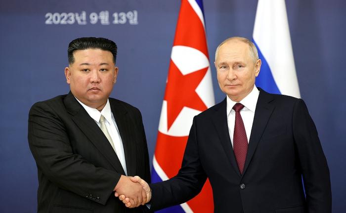 普京與金正恩握手。圖片來源：俄羅斯克里姆林宮網(wǎng)站