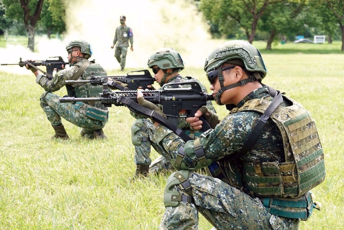 臺軍防務(wù)報告書藏民進黨當局壞心思？島內(nèi)輿論：要用臺灣人的血肉去擋_1694843599506