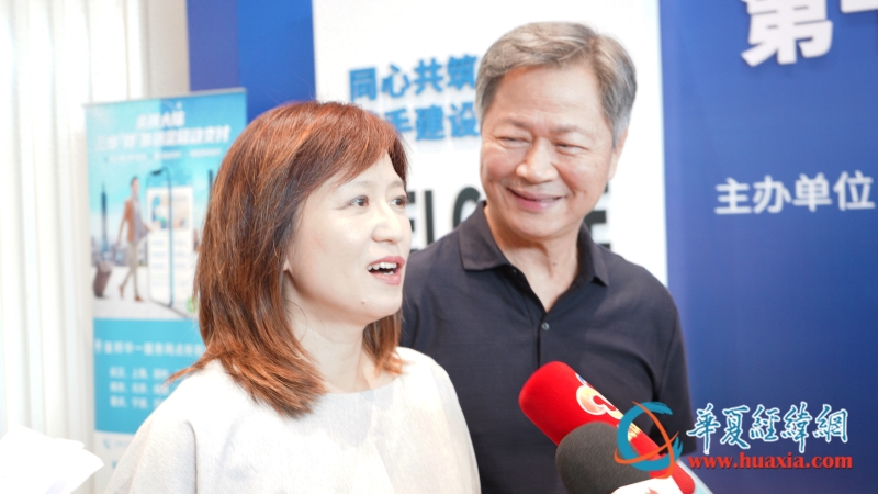 臺(tái)灣政治大學(xué)教授、自媒體人賴(lài)岳謙及其夫人周玉琴現(xiàn)場(chǎng)接受兩岸媒體記者采訪(fǎng) 攝 黃楊
