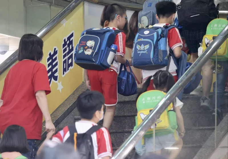 民進(jìn)黨當(dāng)局強(qiáng)推“雙語政策”負(fù)評(píng)如潮。（圖源：臺(tái)灣《聯(lián)合報(bào)》）
