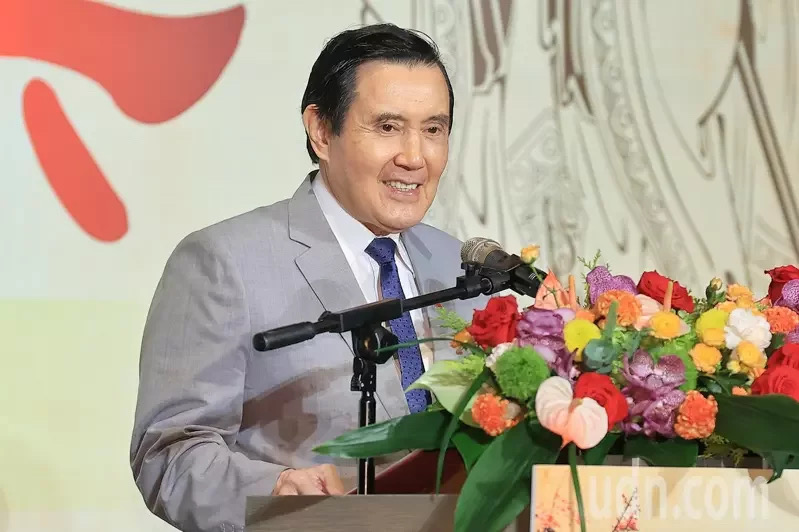 臺灣地區(qū)前領(lǐng)導(dǎo)人馬英九18日出席“教育大愛菁師獎”頒獎典禮，他公開批評“雙語政策”既無必要、也做不到。（圖源：臺灣《聯(lián)合報》）