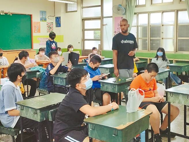 “雙語政策”執(zhí)行以來，師生叫苦連天且外界批評(píng)不斷。（圖源：臺(tái)灣“中時(shí)新聞網(wǎng)”）