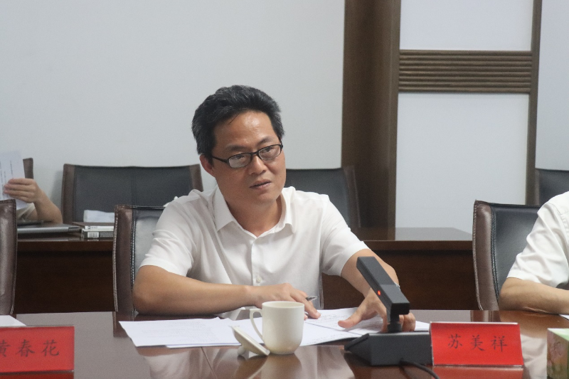 福建社會科學(xué)院現(xiàn)代臺灣研究所所長蘇美祥研究員主持座談會。
