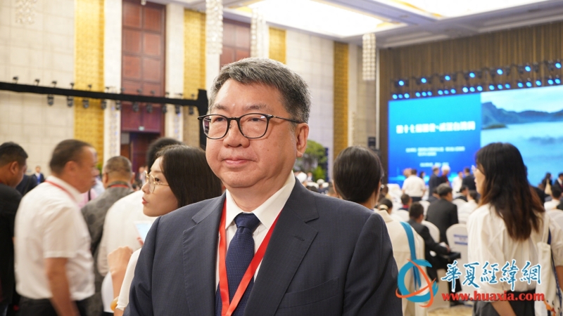 天津市臺企協(xié)會會長陳正文在活動現(xiàn)場接受記者訪問