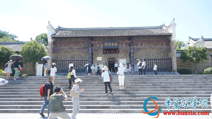 采訪團一行走進道縣濂溪書院暨濂溪祠。（攝影：虞鷹）