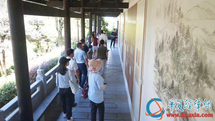 采訪團一行走進道縣濂溪書院暨濂溪祠。（攝影：虞鷹）