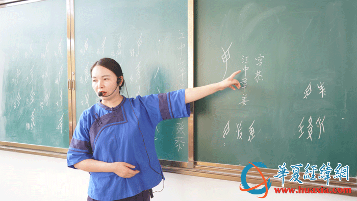 江永女書傳承人胡欣介紹女書書寫規(guī)則。（攝影：虞鷹）