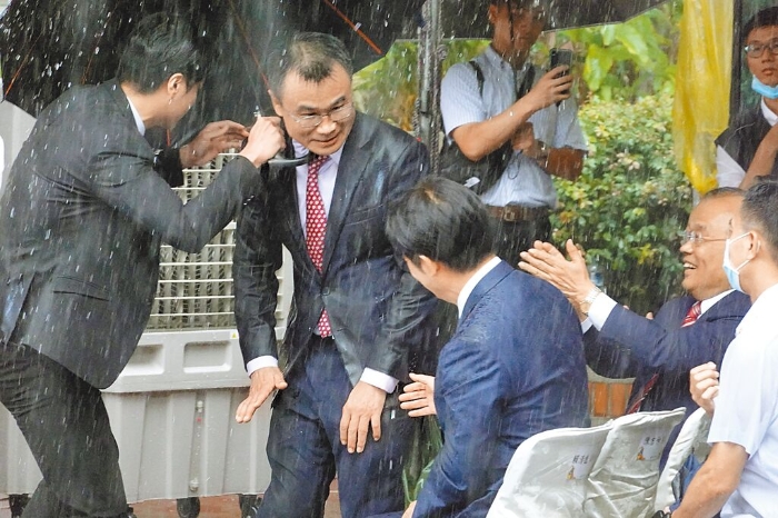 圖為臺當(dāng)局農(nóng)業(yè)部門8月1日掛牌成立，陳吉仲（中上）致詞時下大雨，也讓賴清德（中下）濕了半邊身