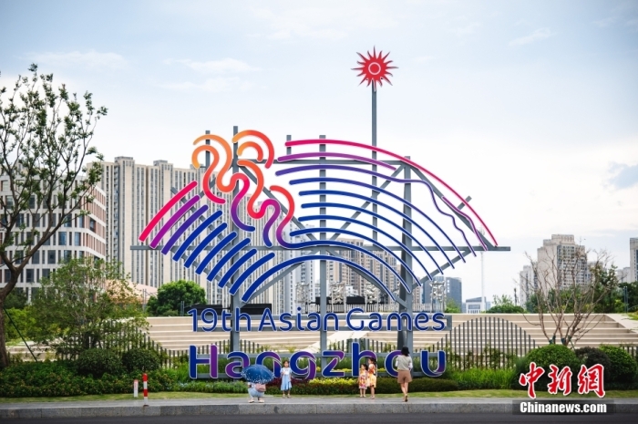 杭州街頭遍布亞運元素，圖為在亞運會會徽前拍照的民眾。圖/視覺中國