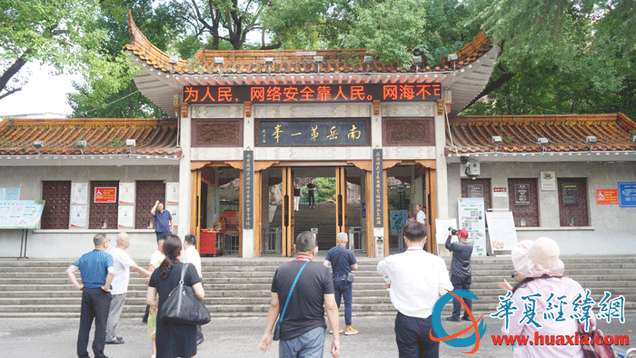 兩岸媒體人走訪回雁峰。（攝影：虞鷹）
