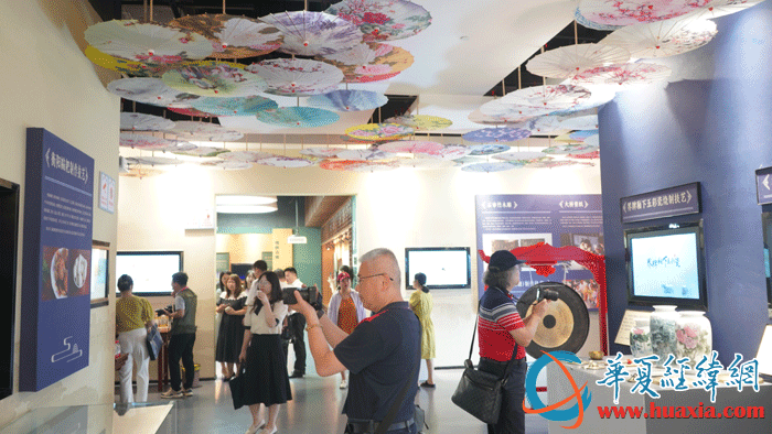 兩岸媒體人走進(jìn)衡陽(yáng)市非遺館參訪。（攝影：虞鷹）