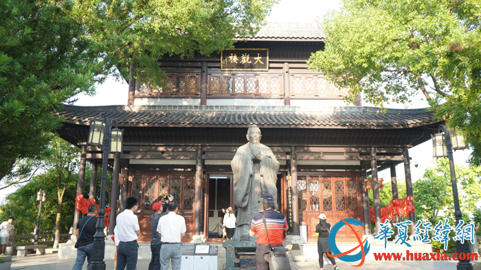 兩岸媒體人參訪大觀樓，樓前豎立著孔子雕像。（攝影：虞鷹）