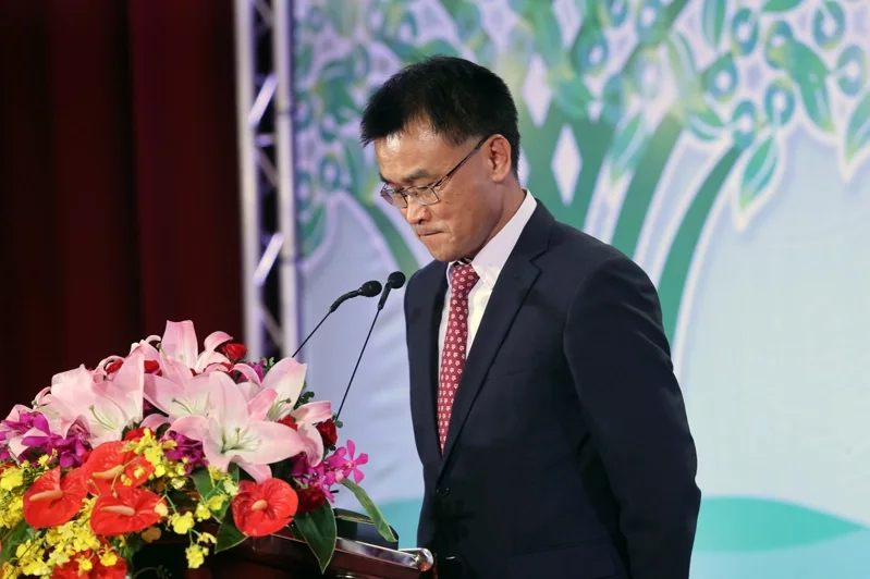 臺灣進(jìn)口蛋爭議不斷，請辭獲準(zhǔn)的臺當(dāng)局農(nóng)業(yè)部門負(fù)責(zé)人陳吉仲20日出席活動致辭時突然哽咽落淚。（圖源：臺灣《聯(lián)合報》）