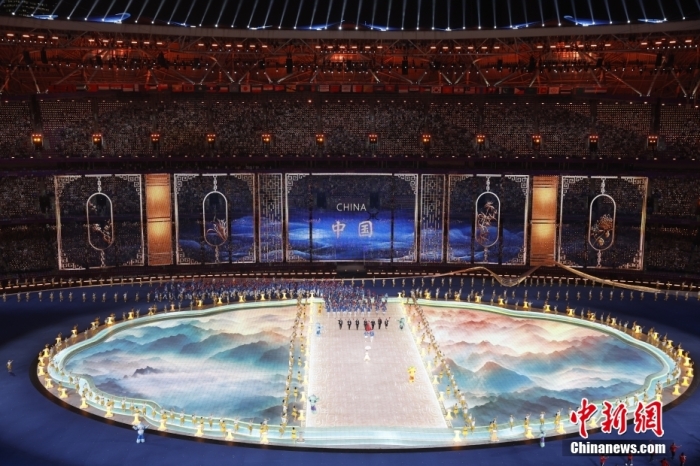 9月23日，杭州第19屆亞運(yùn)會(huì)開幕式在浙江杭州奧體中心體育場舉行。圖為中國代表團(tuán)入場。<a target='_blank' href='/'>中新社</a>記者 韓海丹 攝