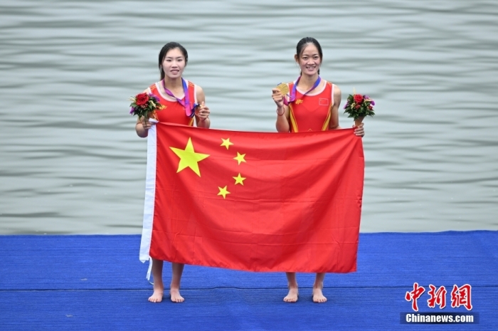 9月24日，杭州第19屆亞運會賽艇女子輕量級雙人雙槳決賽在浙江杭州舉行，中國組合鄒佳琪、邱秀萍以7分06秒78的成績奪冠。這是本屆亞運會的首枚金牌。<a target='_blank' href='/'>中新社</a>記者 王剛 攝