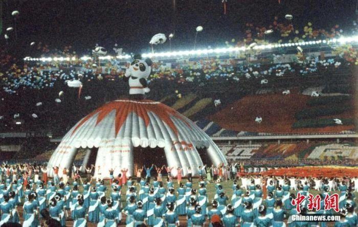 資料圖：第11屆亞運(yùn)會(huì)于1990年9月22日在北京舉行開幕式，這是中國(guó)第一次舉辦綜合性國(guó)際體育大賽。<a target='_blank' href='/'>中新社</a>記者 舒元成 攝