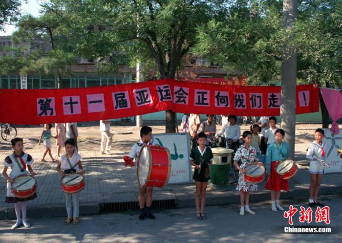 資料圖：北京兒童在街頭宣傳亞運(yùn)會(huì)。<a target='_blank' href='/'>中新社</a>記者 任晨鳴 攝