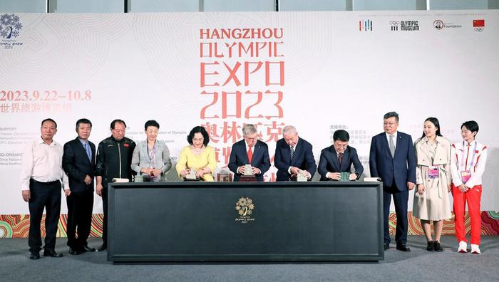 巴赫、于再清、Khunying、李玲蔚、姜永柱共同在“榮耀與傳承”長(zhǎng)卷上加蓋印璽