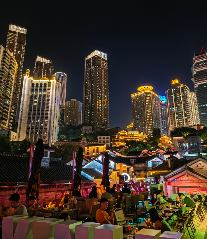 夜晚的十八梯也是市民的打卡地。景區(qū)供圖 華龍網(wǎng)發(fā)
