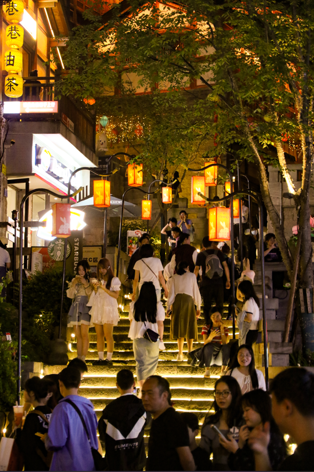 夜幕下的十八梯。景區(qū)供圖 華龍網(wǎng)發(fā)
