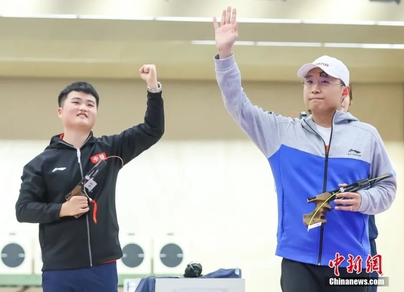 中國(guó)選手李越宏(右)、劉楊攀(左)分獲金銀牌。<a target='_blank' href='/'>中新社</a>記者 賈天勇 攝