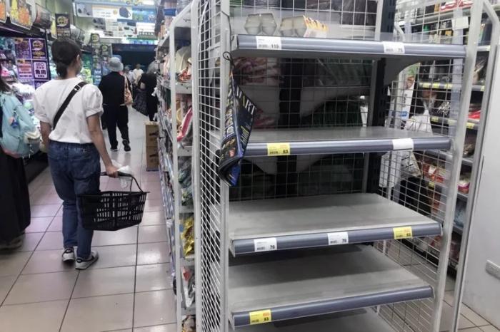 臺灣地區(qū)賣場出現(xiàn)雞蛋搶購潮，蛋架上的本地蛋被一掃而空。 圖片來源：臺灣《聯(lián)合報》