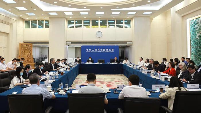 2023年7月5日，商務(wù)部部長王文濤主持召開外資企業(yè)圓桌會。來自商務(wù)部網(wǎng)站