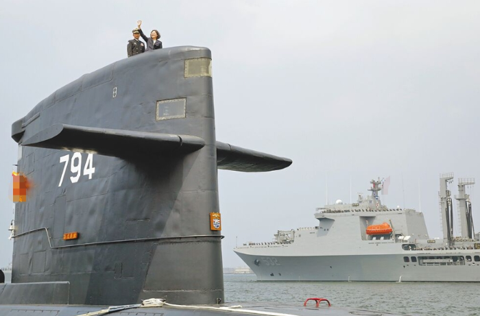 圖為蔡英文（右）2017年登上?；撆灧?，宣示潛艦臺(tái)造啟動(dòng)