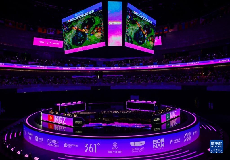 9月24日，吉爾吉斯斯坦隊選手與中國澳門隊選手在比賽中。在王者榮耀亞運(yùn)版本小組循環(huán)賽A組第3場比賽中，中國澳門隊以1比0戰(zhàn)勝吉爾吉斯斯坦隊。（圖源：新華社）
