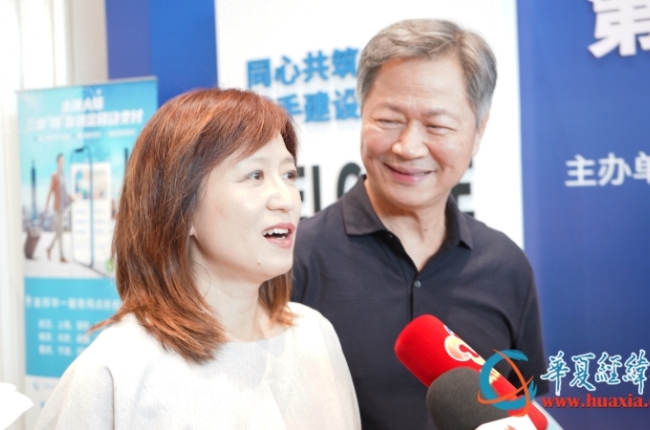 武漢-臺北航線順利復航 臺灣嘉賓機場現(xiàn)場接受采訪（組圖）