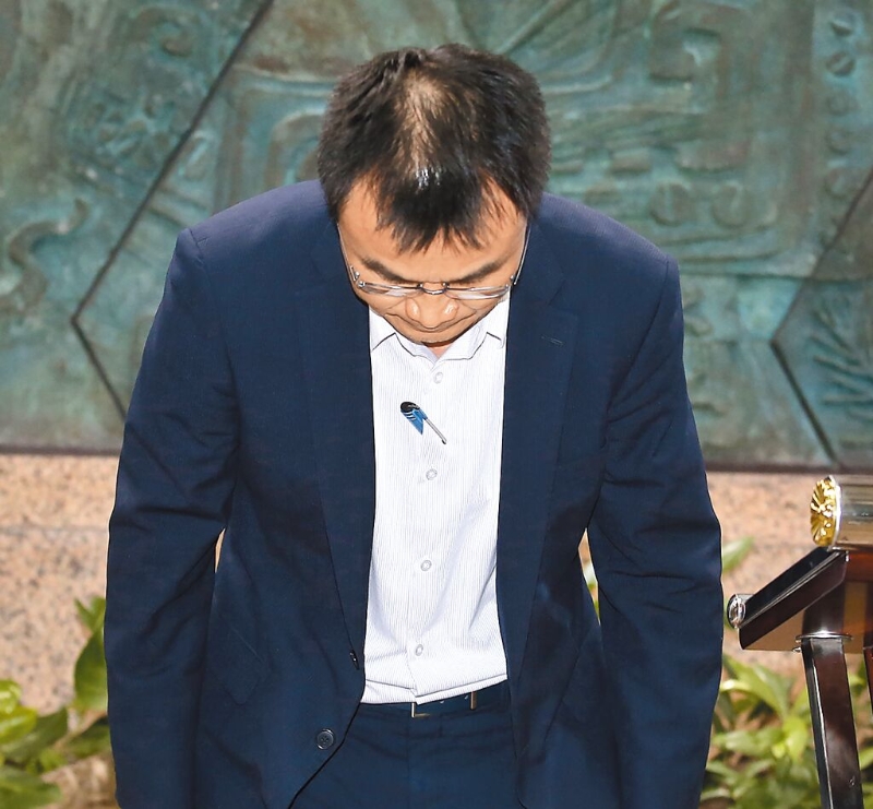 臺(tái)農(nóng)業(yè)部門負(fù)責(zé)人陳吉仲19日傍晚舉行記者會(huì)說明項(xiàng)目進(jìn)口雞蛋議題，當(dāng)日晚間8點(diǎn)在臉書上宣布辭職。 圖片來源：臺(tái)灣“中時(shí)新聞網(wǎng)”.jpg