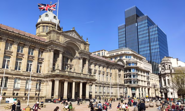 英國(guó)伯明翰市政府9月5日宣布破產(chǎn)。市政發(fā)言人說(shuō)，目前預(yù)算內(nèi)年度財(cái)務(wù)缺口約為8700萬(wàn)英鎊。（圖源：央視新聞）