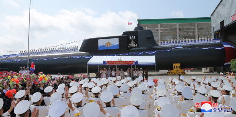 朝鮮6日舉行新造潛艇下水典禮，慶祝第一艘戰(zhàn)術(shù)核攻擊潛艇第841號(hào)下水。（圖源：朝中社）