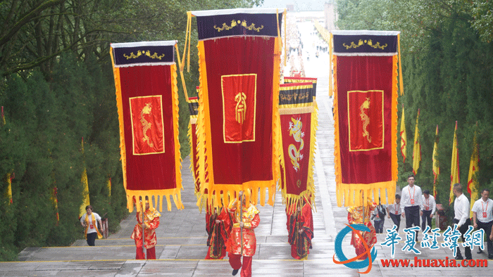儀仗隊(duì)伍入場(chǎng)。