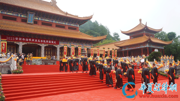 敬獻(xiàn)供品。
