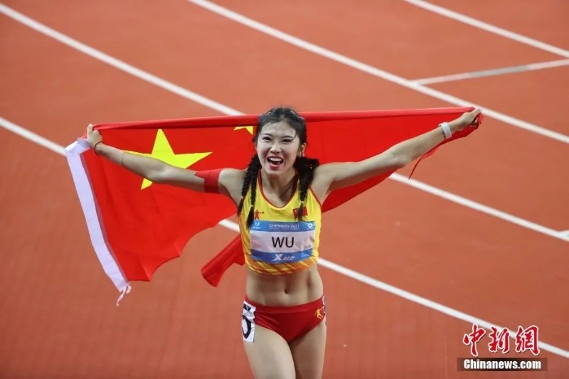 資料圖：吳艷妮身披國旗慶祝。<a target='_blank' href='/'>中新社</a>記者 劉占昆 攝
