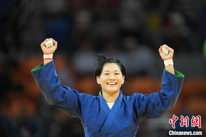 圖為于丹情慶祝勝利。<a target='_blank' href='/'>中新社</a>發(fā) 史春陽 攝