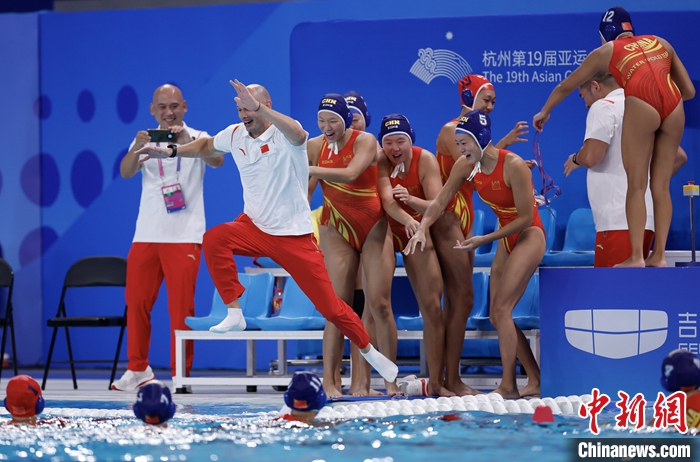 圖為中國隊教練跳水慶祝。<a target='_blank' href='/'>中新社</a>記者 杜洋 攝