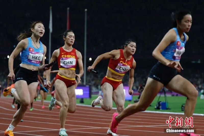 圖為中國隊第二棒選手韋永麗與第三棒選手袁琦琦進行交接棒。<a target='_blank' href='/'>中新社</a>記者 韓海丹 攝