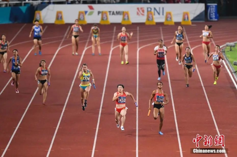 資料圖：雅加達亞運會女子4x100米接力決賽。圖為中國隊第四棒袁琦琦沖刺。<a target='_blank' href='/'>中新社</a>記者 楊華峰 攝
