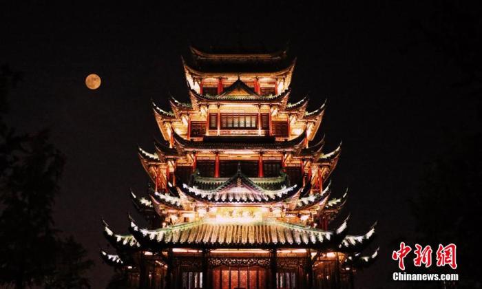 資料圖：圖為重慶江北區(qū)鴻恩閣與中秋明月相映成趣。 殷緣 攝