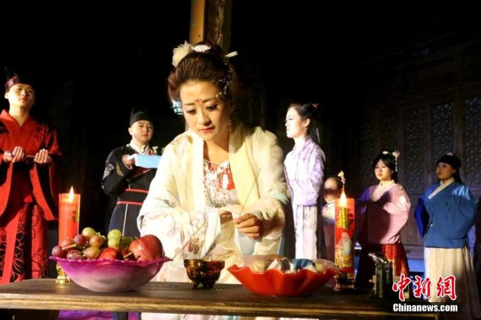 資料圖：甘肅張掖漢服愛好者身著傳統(tǒng)服飾，舉行中秋祭月儀式，以祈福求祥。成學(xué)雷 攝